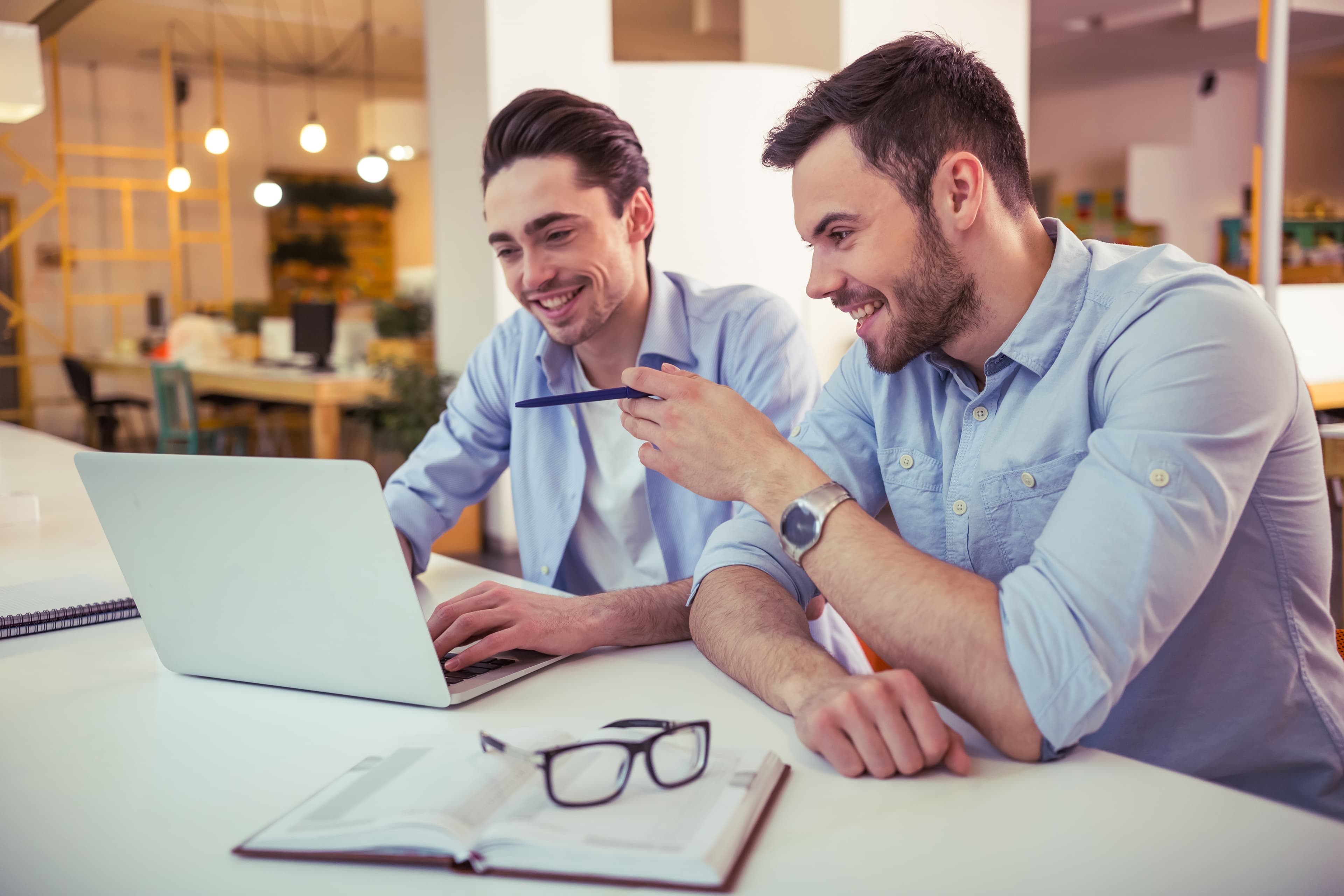 Twee collega's voeren samen een AI-workflow uit in hun eigen software