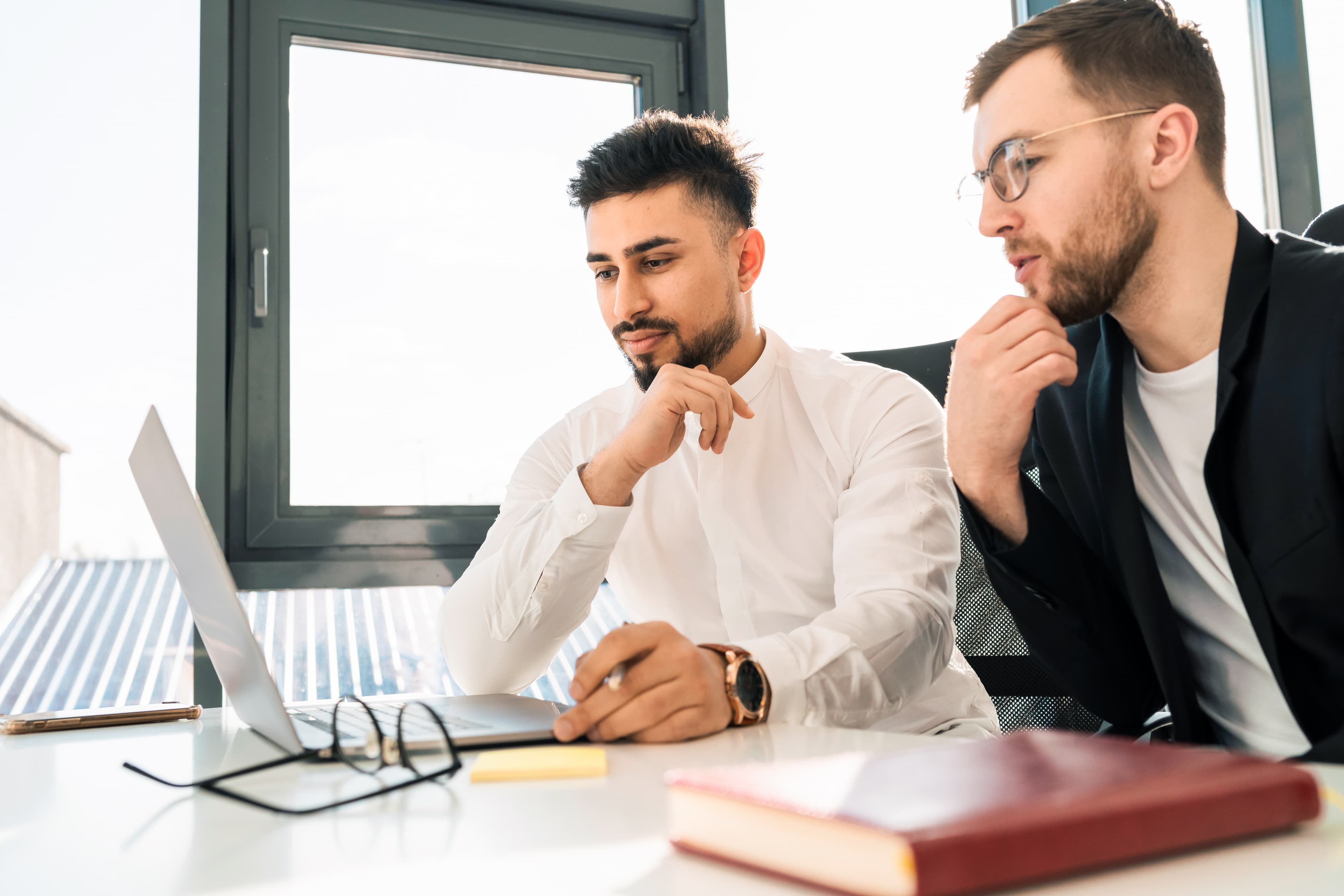 Twee mensen houden samen de draaiende AI-workflows in de gaten
